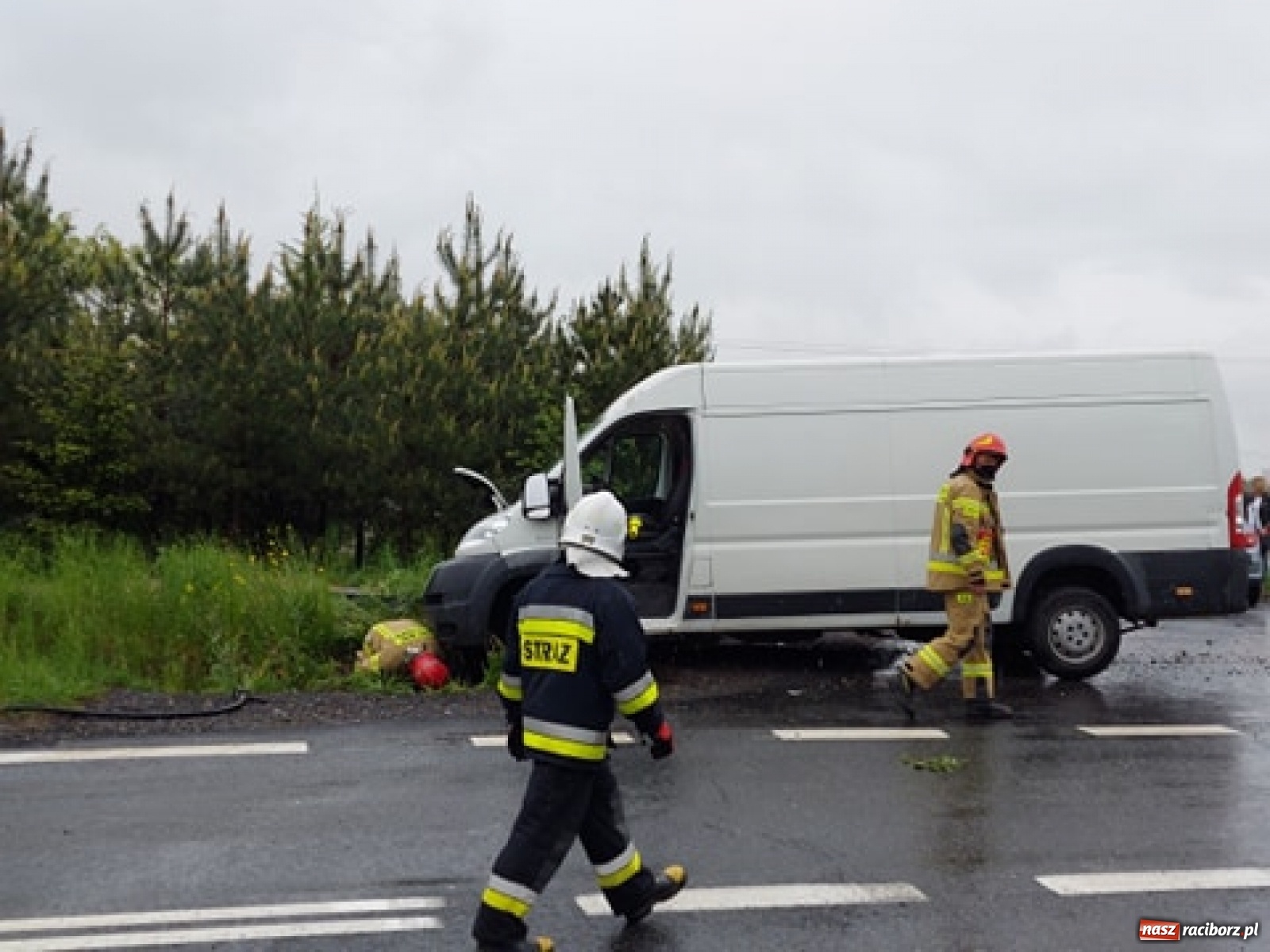 Zdjęcie w galerii na portalu naszraciborz.pl: Zderzenie dwóch busów i osobówki w Tworkowie wiadomości z regionu