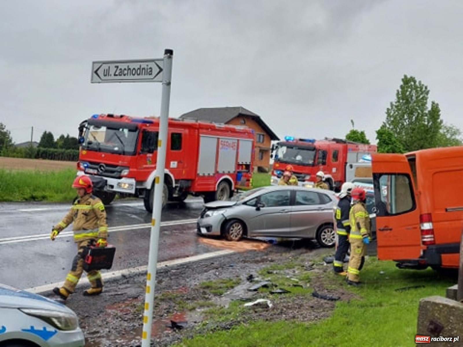 Zdjęcie w galerii na portalu naszraciborz.pl: Zderzenie dwóch busów i osobówki w Tworkowie wiadomości z regionu
