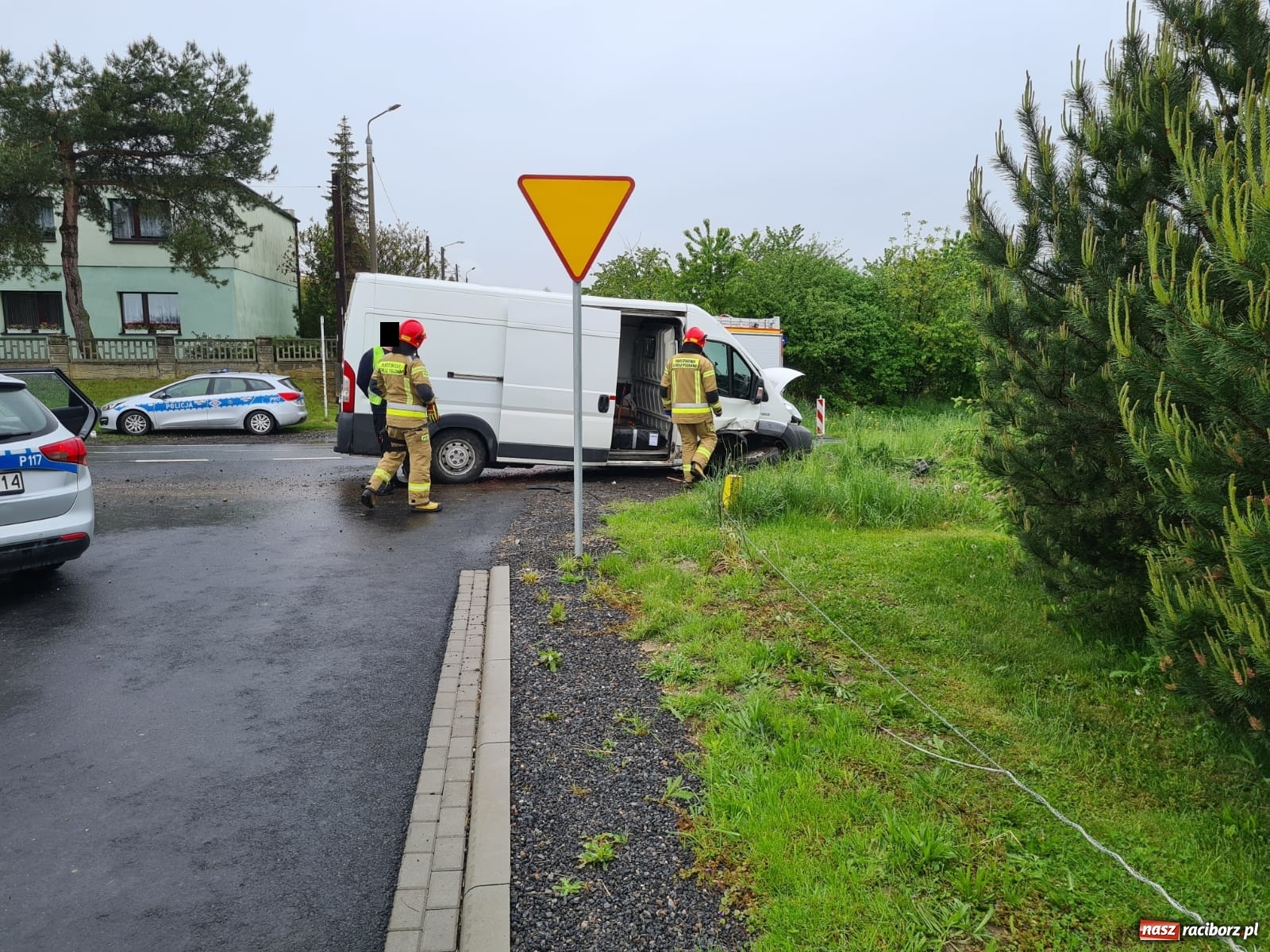 Zdjęcie w galerii na portalu naszraciborz.pl: Zderzenie dwóch busów i osobówki w Tworkowie wiadomości z regionu