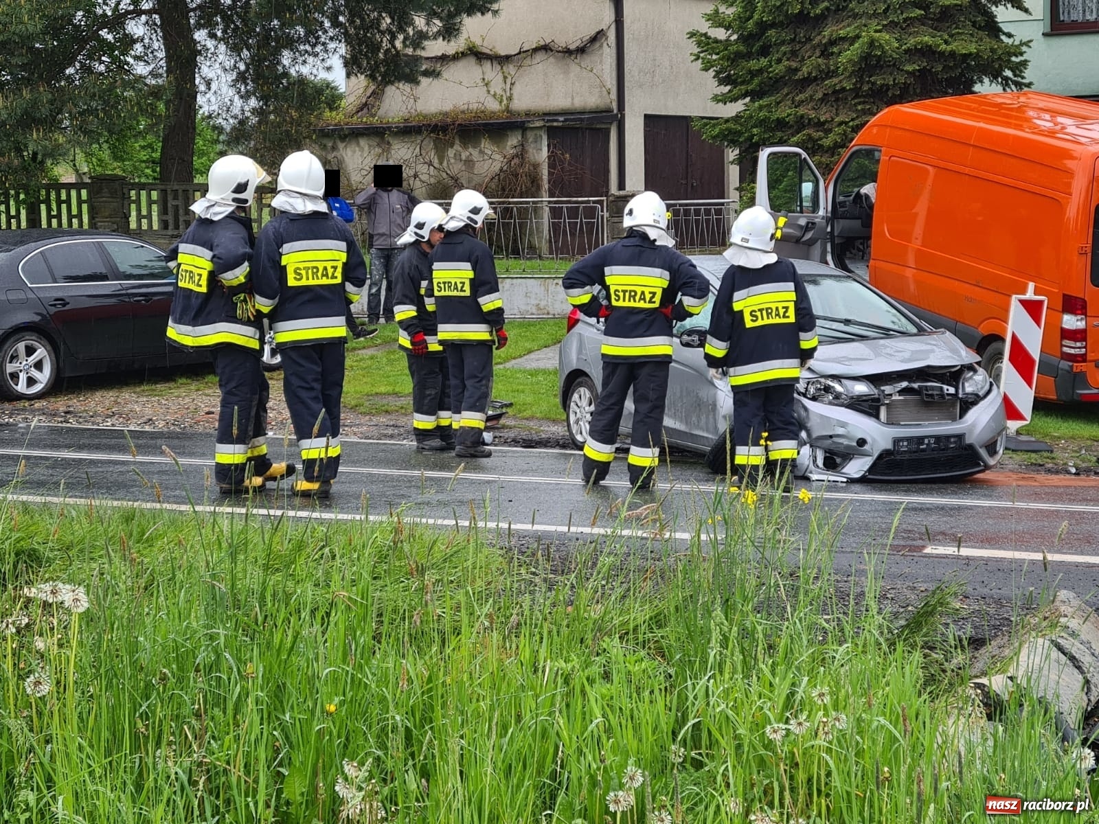 Zdjęcie w galerii na portalu naszraciborz.pl: Zderzenie dwóch busów i osobówki w Tworkowie wiadomości z regionu