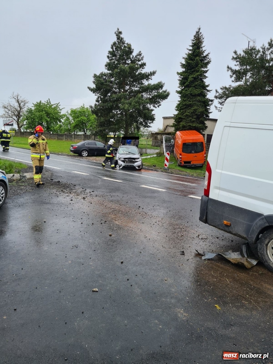 Zdjęcie w galerii na portalu naszraciborz.pl: Zderzenie dwóch busów i osobówki w Tworkowie wiadomości z regionu