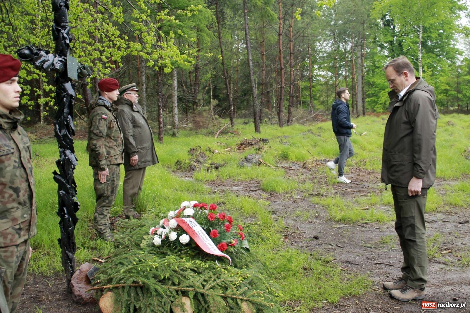Zdjęcie w galerii na portalu naszraciborz.pl: Dąb Papieski ku pamięci, drzewa dla kolejnych pokoleń wiadomości z regionu