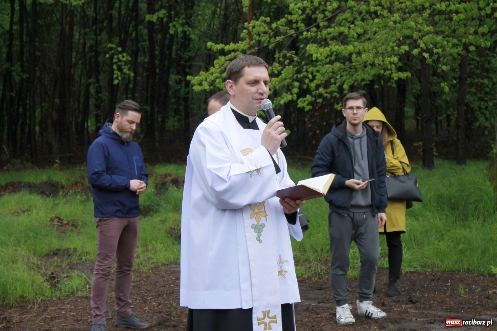 Zdjęcie w galerii na portalu naszraciborz.pl: Dąb Papieski ku pamięci, drzewa dla kolejnych pokoleń wiadomości z regionu