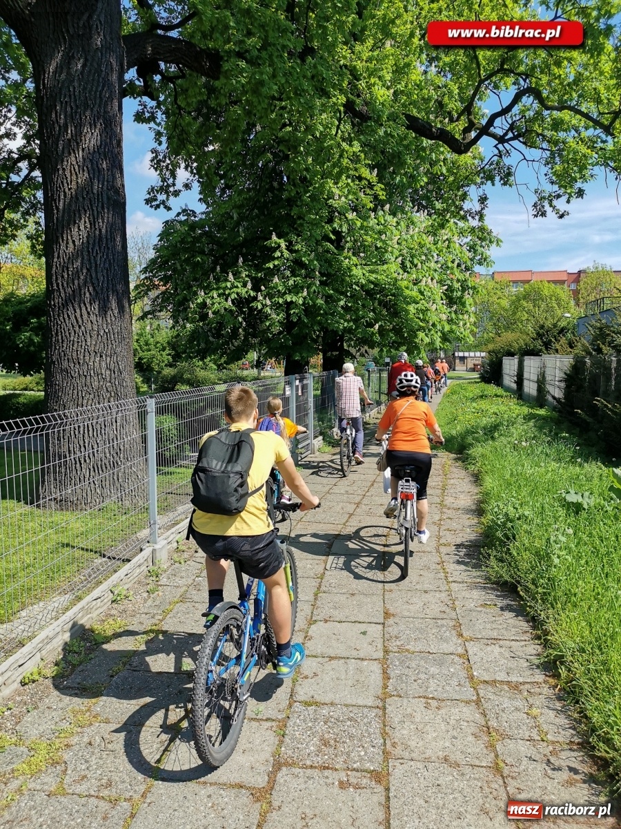 Zdjęcie w galerii na portalu naszraciborz.pl: Miłośnicy książek rozpoczęli sezon rowerowy! wiadomości z regionu