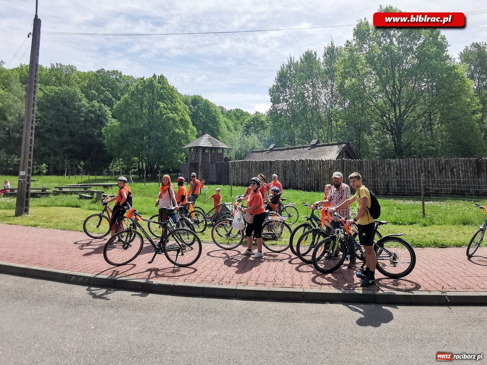 Zdjęcie w galerii na portalu naszraciborz.pl: Miłośnicy książek rozpoczęli sezon rowerowy! wiadomości z regionu