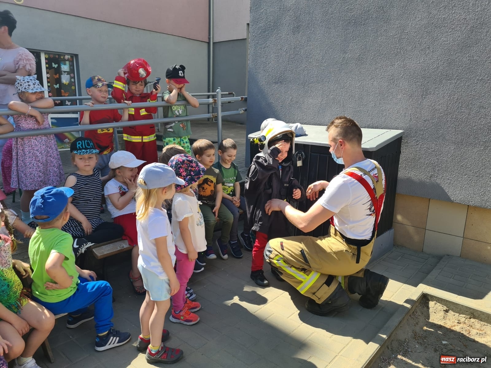 Zdjęcie w galerii na portalu naszraciborz.pl: Bohaterowie naszych czasów - projekt społeczny dedykowany najmłodszym wiadomości z regionu