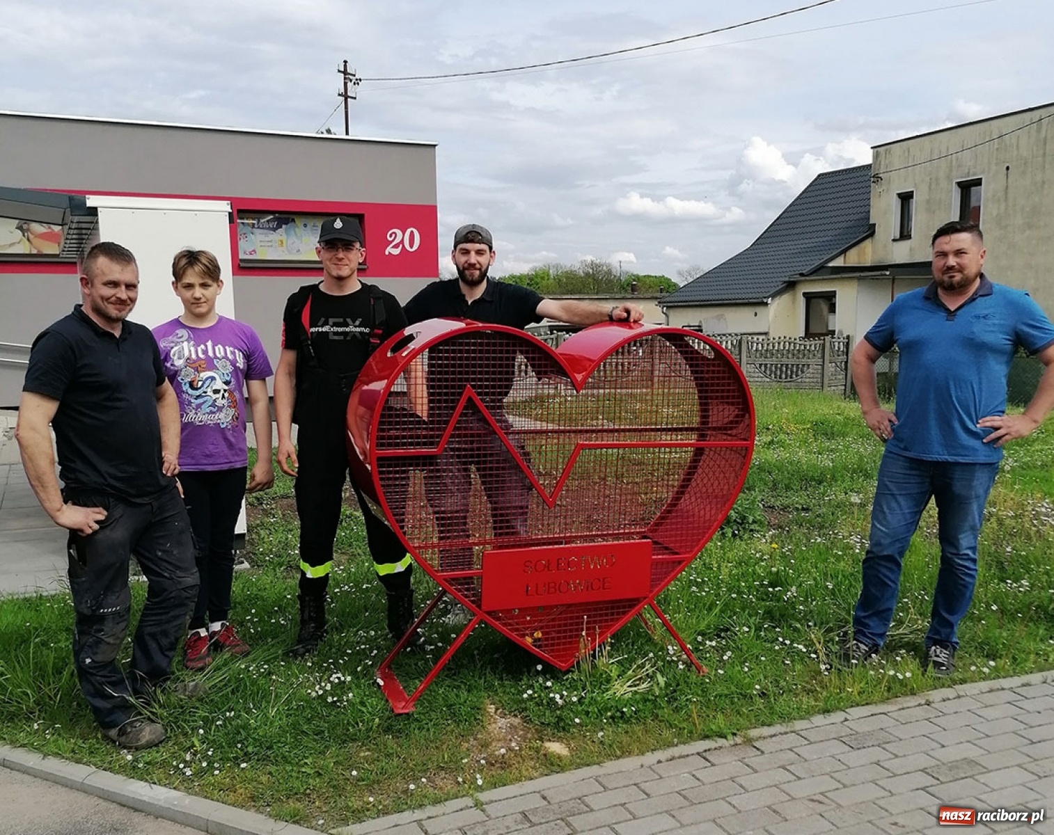 Zdjęcie w galerii na portalu naszraciborz.pl: W Łubowicach mają serducho i retro przewodników wiadomości z regionu