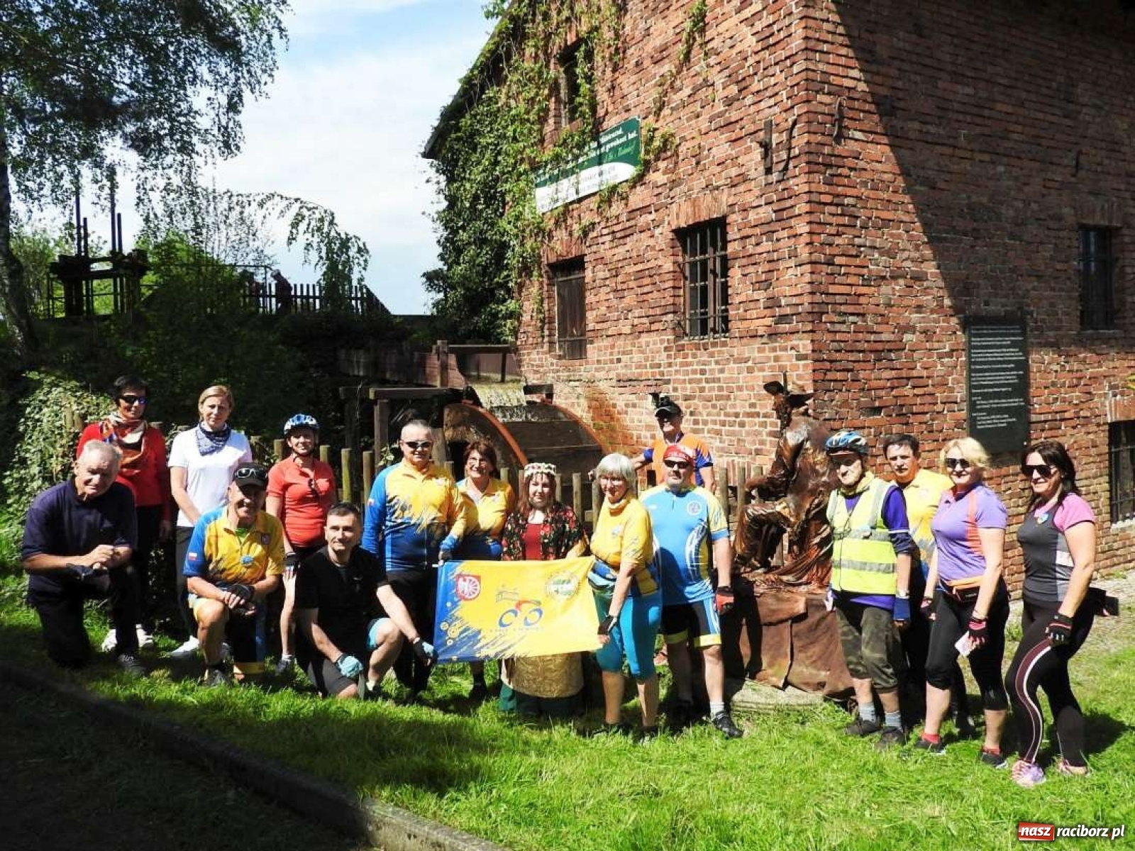 Zdjęcie w galerii na portalu naszraciborz.pl: W Łubowicach mają serducho i retro przewodników wiadomości z regionu
