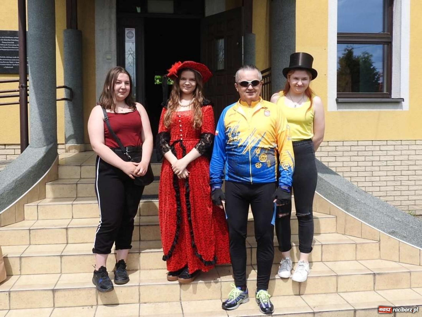 Zdjęcie w galerii na portalu naszraciborz.pl: W Łubowicach mają serducho i retro przewodników wiadomości z regionu