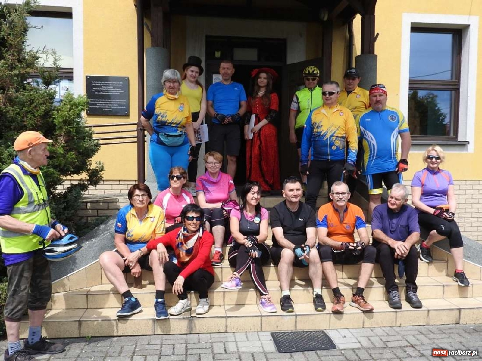 Zdjęcie w galerii na portalu naszraciborz.pl: W Łubowicach mają serducho i retro przewodników wiadomości z regionu