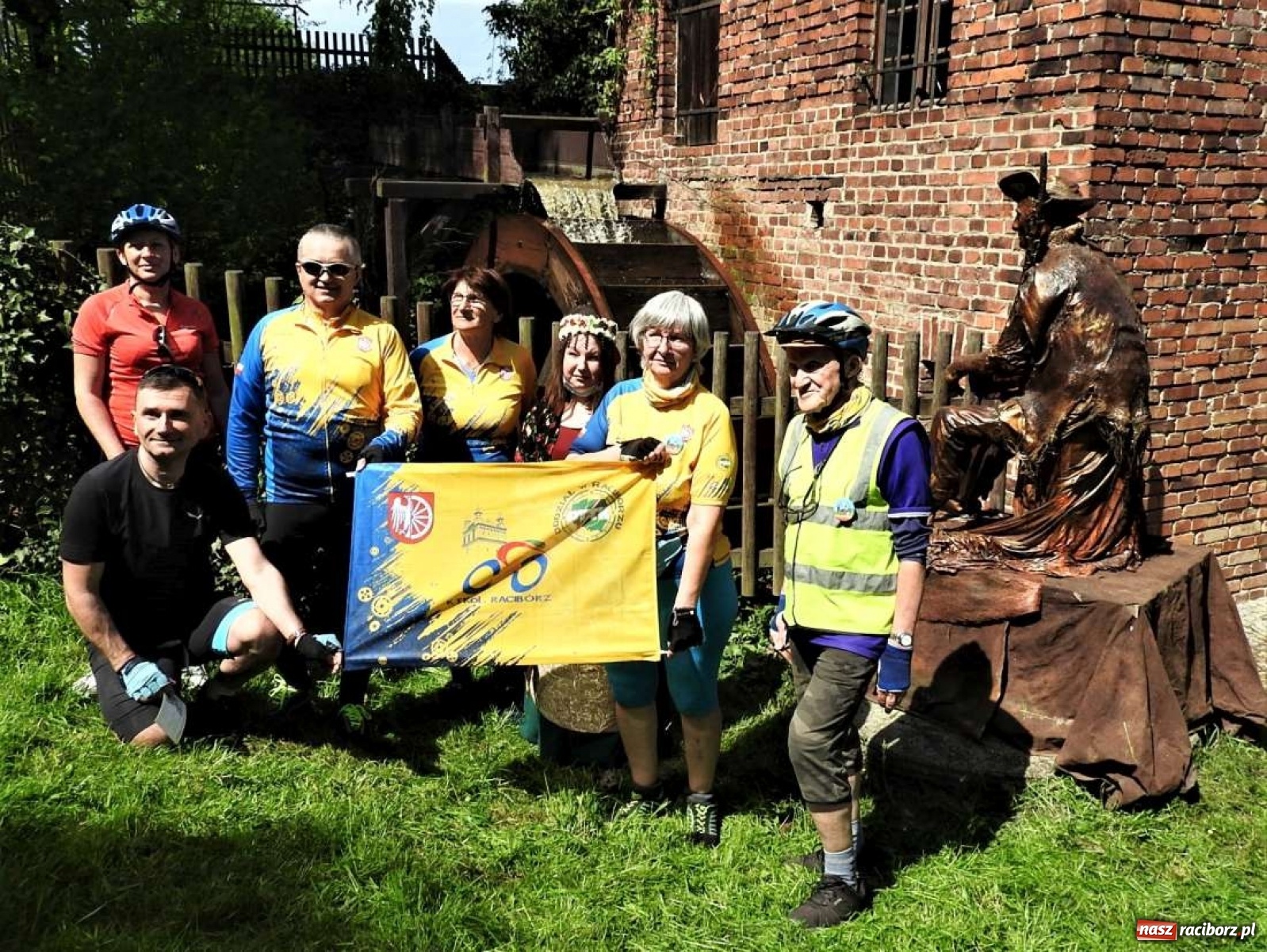Zdjęcie w galerii na portalu naszraciborz.pl: W Łubowicach mają serducho i retro przewodników wiadomości z regionu