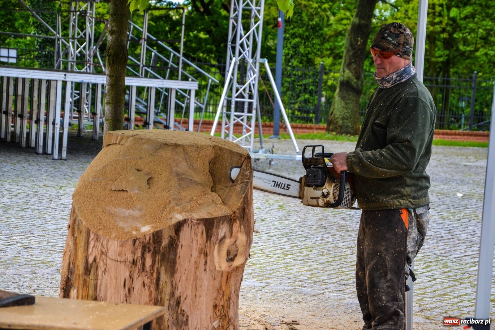 Zdjęcie w galerii na portalu naszraciborz.pl: Na zamku ruszył plener rzeźbiarski. Powstają rzeźbione postacie książąt raciborskich wiadomości z regionu