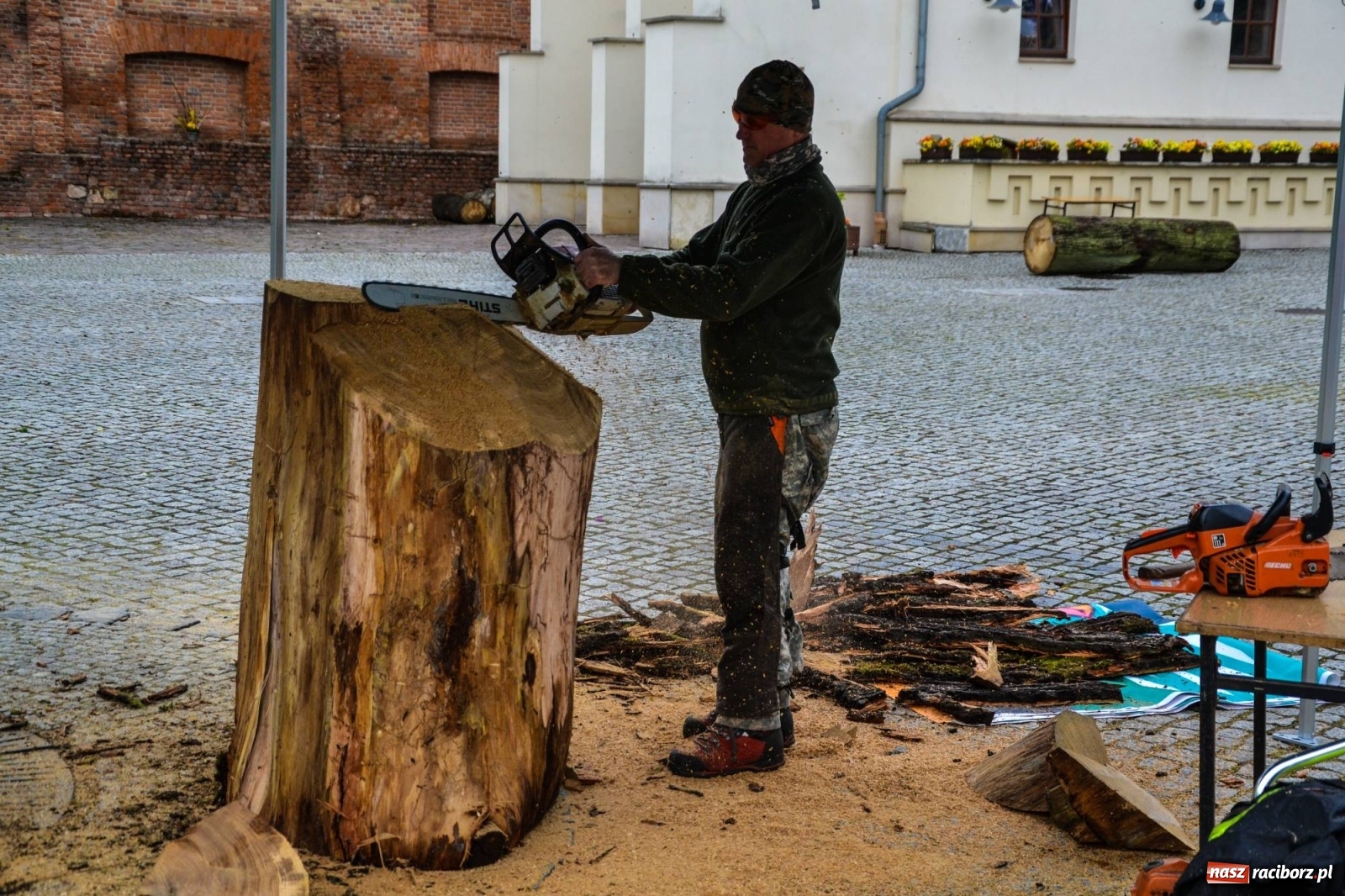 Zdjęcie w galerii na portalu naszraciborz.pl: Na zamku ruszył plener rzeźbiarski. Powstają rzeźbione postacie książąt raciborskich wiadomości z regionu