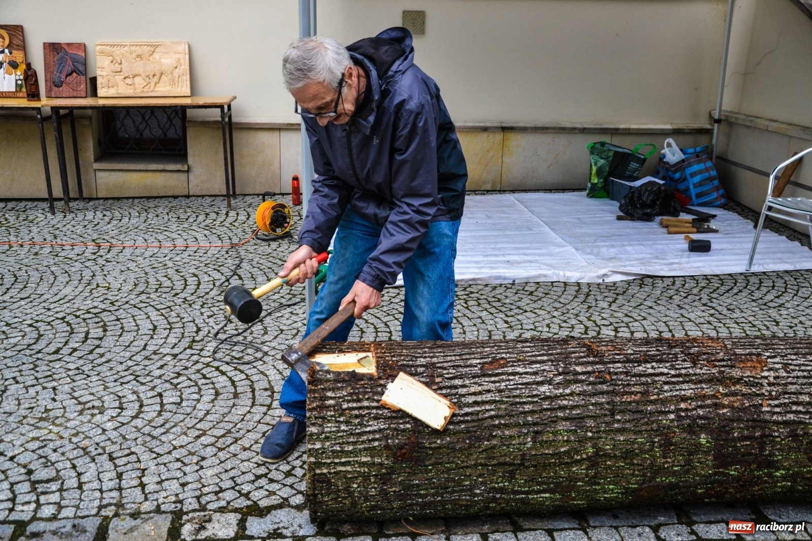 Zdjęcie w galerii na portalu naszraciborz.pl: Na zamku ruszył plener rzeźbiarski. Powstają rzeźbione postacie książąt raciborskich wiadomości z regionu