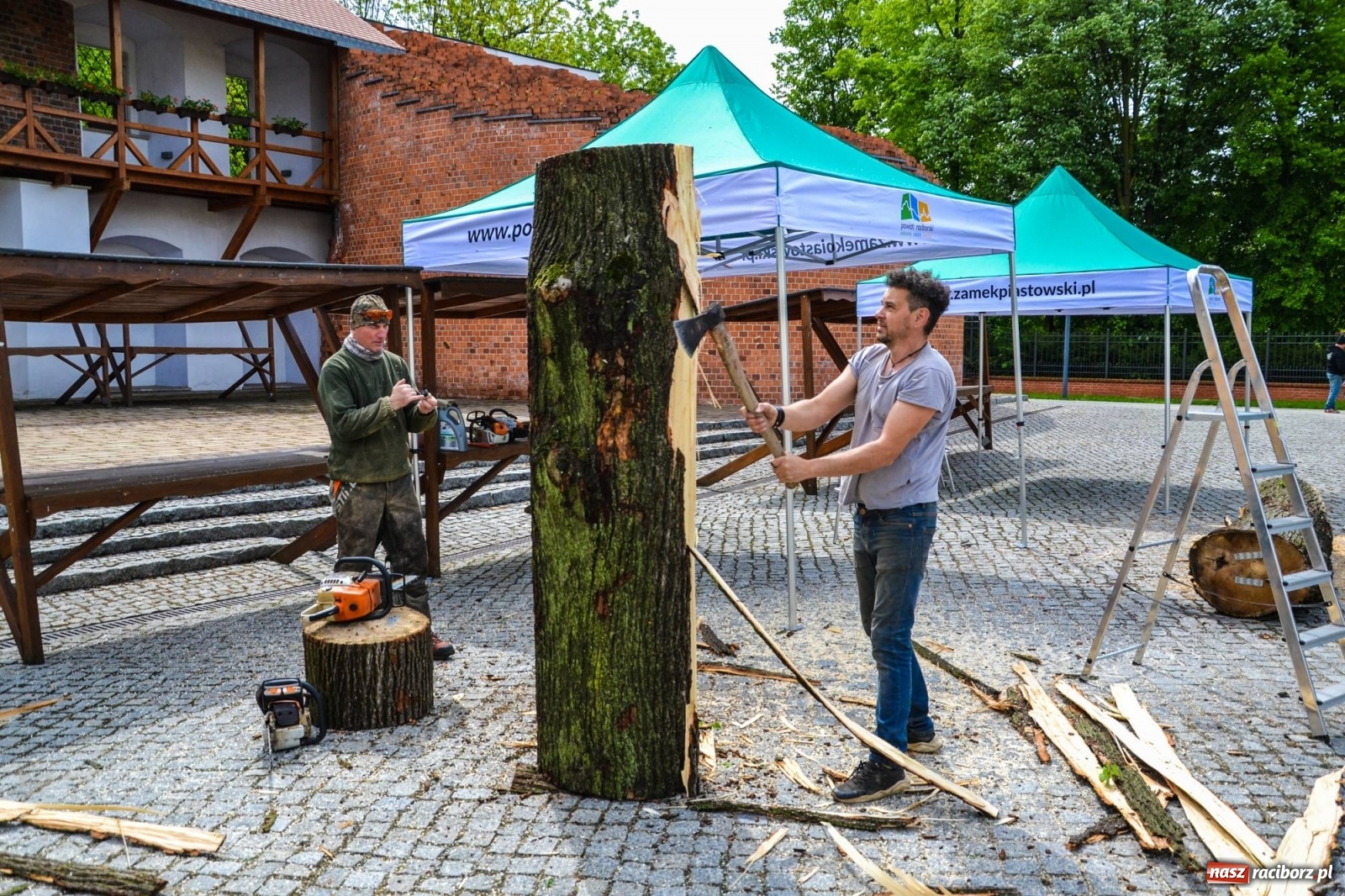Zdjęcie w galerii na portalu naszraciborz.pl: Na zamku ruszył plener rzeźbiarski. Powstają rzeźbione postacie książąt raciborskich wiadomości z regionu