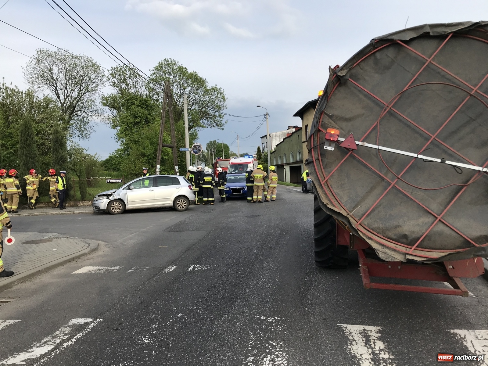Zdjęcie w galerii na portalu naszraciborz.pl: Groźne zdarzenie drogowe w Krowiarkach [FOTO] wiadomości z regionu