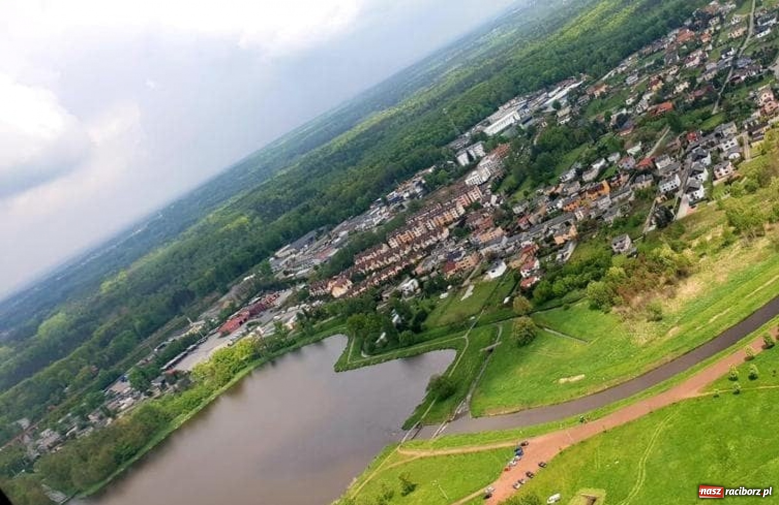 Zdjęcie w galerii na portalu naszraciborz.pl: Policyjny śmigłowiec nad powiatem raciborskim [FOTO i WIDEO] wiadomości z regionu