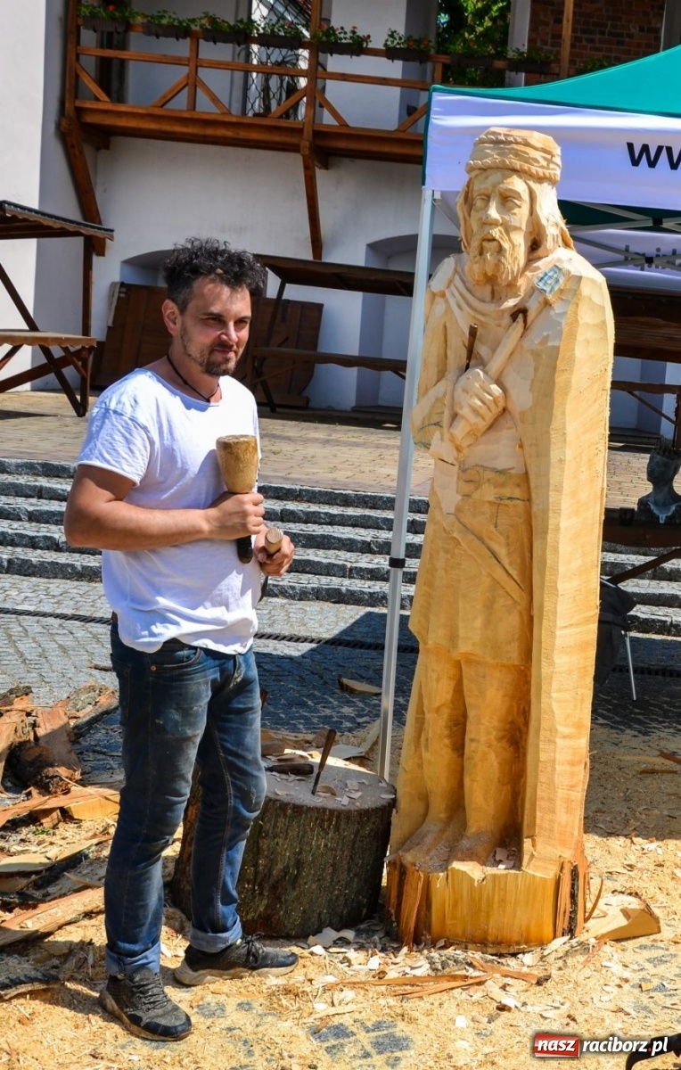 Zdjęcie w galerii na portalu naszraciborz.pl: Piastowie górnośląscy. Trwa plener rzeźbiarski na zamku wiadomości z regionu