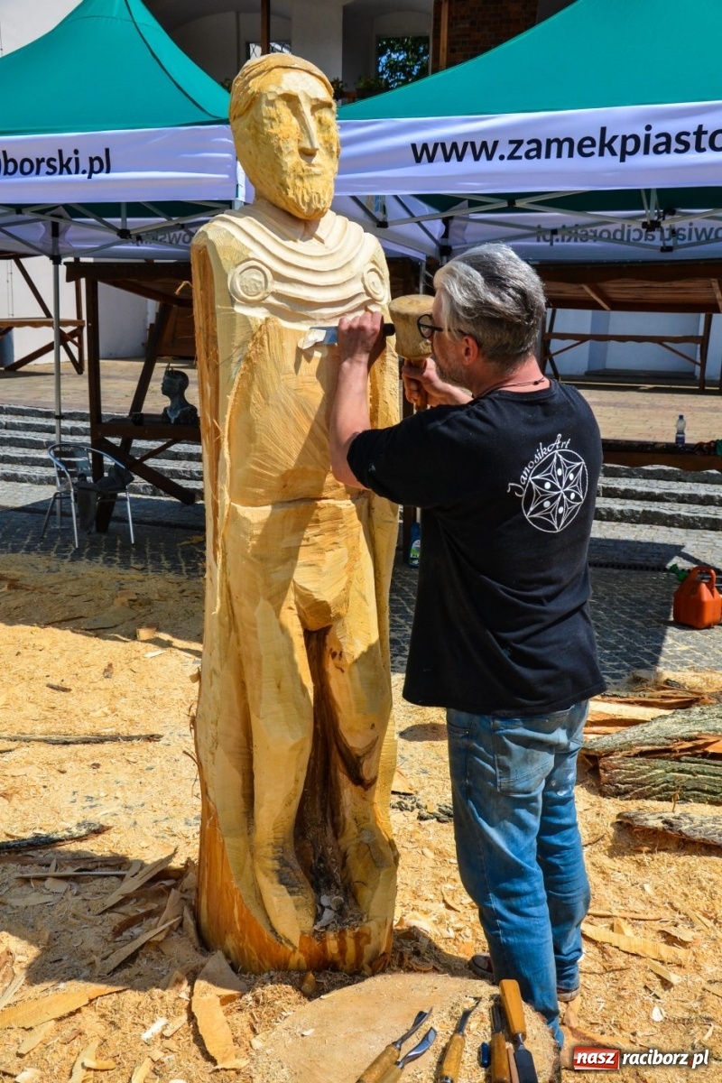 Zdjęcie w galerii na portalu naszraciborz.pl: Piastowie górnośląscy. Trwa plener rzeźbiarski na zamku wiadomości z regionu