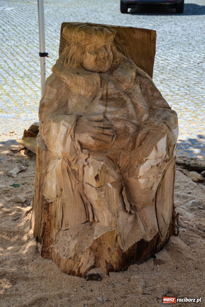 Zdjęcie w galerii na portalu naszraciborz.pl: Piastowie górnośląscy. Trwa plener rzeźbiarski na zamku wiadomości z regionu