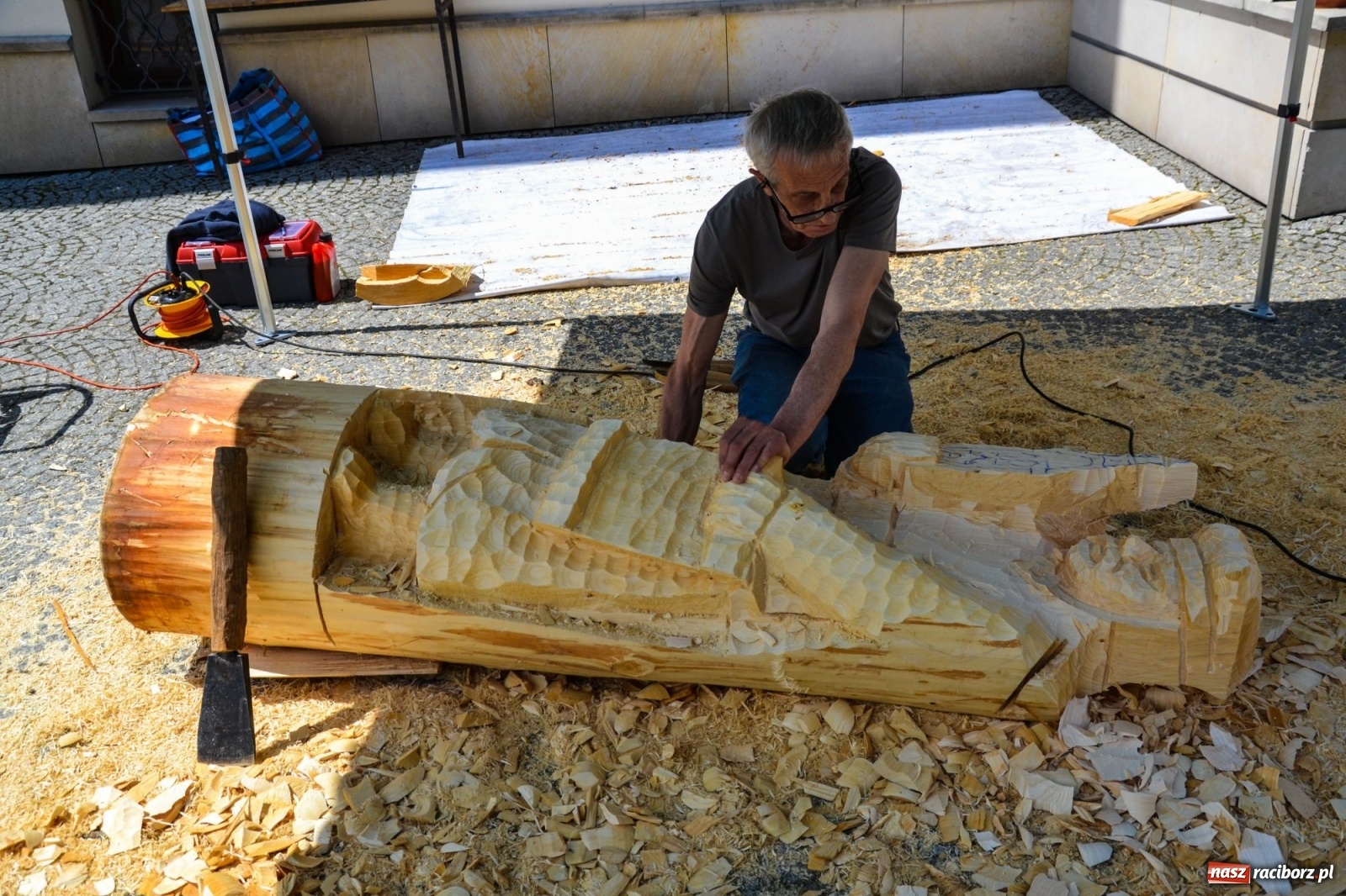 Zdjęcie w galerii na portalu naszraciborz.pl: Piastowie górnośląscy. Trwa plener rzeźbiarski na zamku wiadomości z regionu