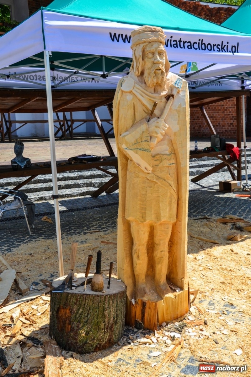 Zdjęcie w galerii na portalu naszraciborz.pl: Piastowie górnośląscy. Trwa plener rzeźbiarski na zamku wiadomości z regionu