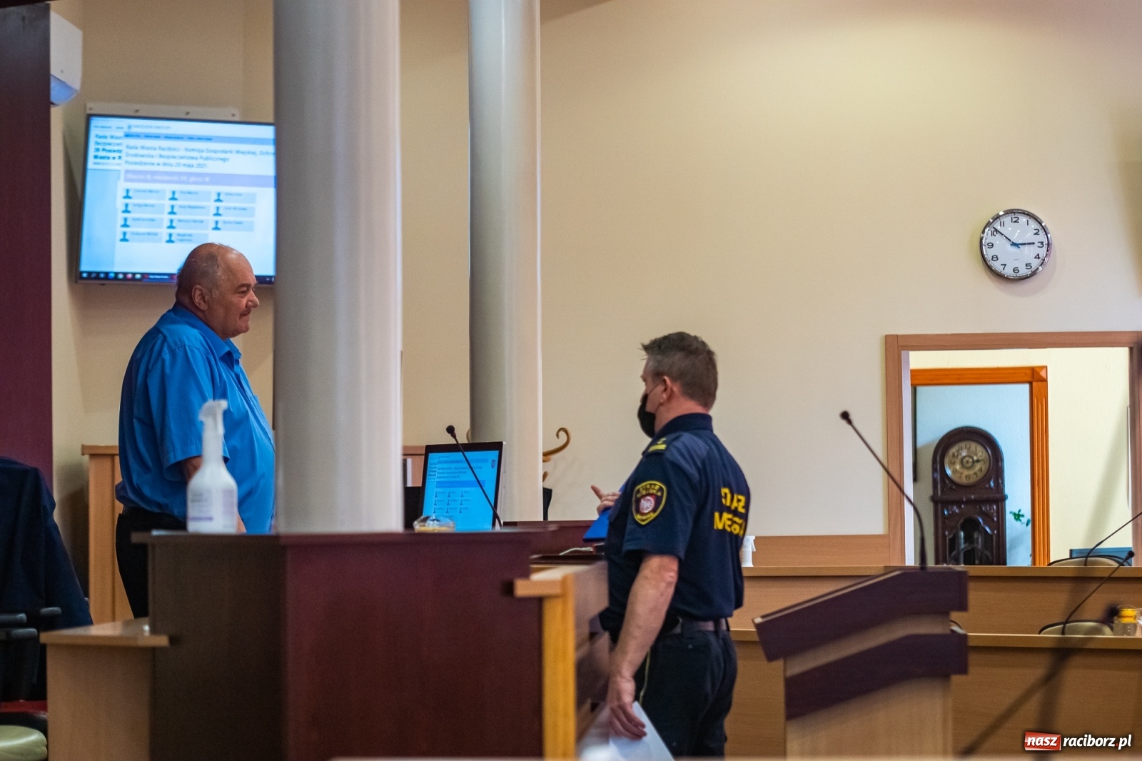 Zdjęcie w galerii na portalu naszraciborz.pl: Alkoholowy piknik na Zamkowej. Interweniowała straż miejska. Użyto przymusu wiadomości z regionu