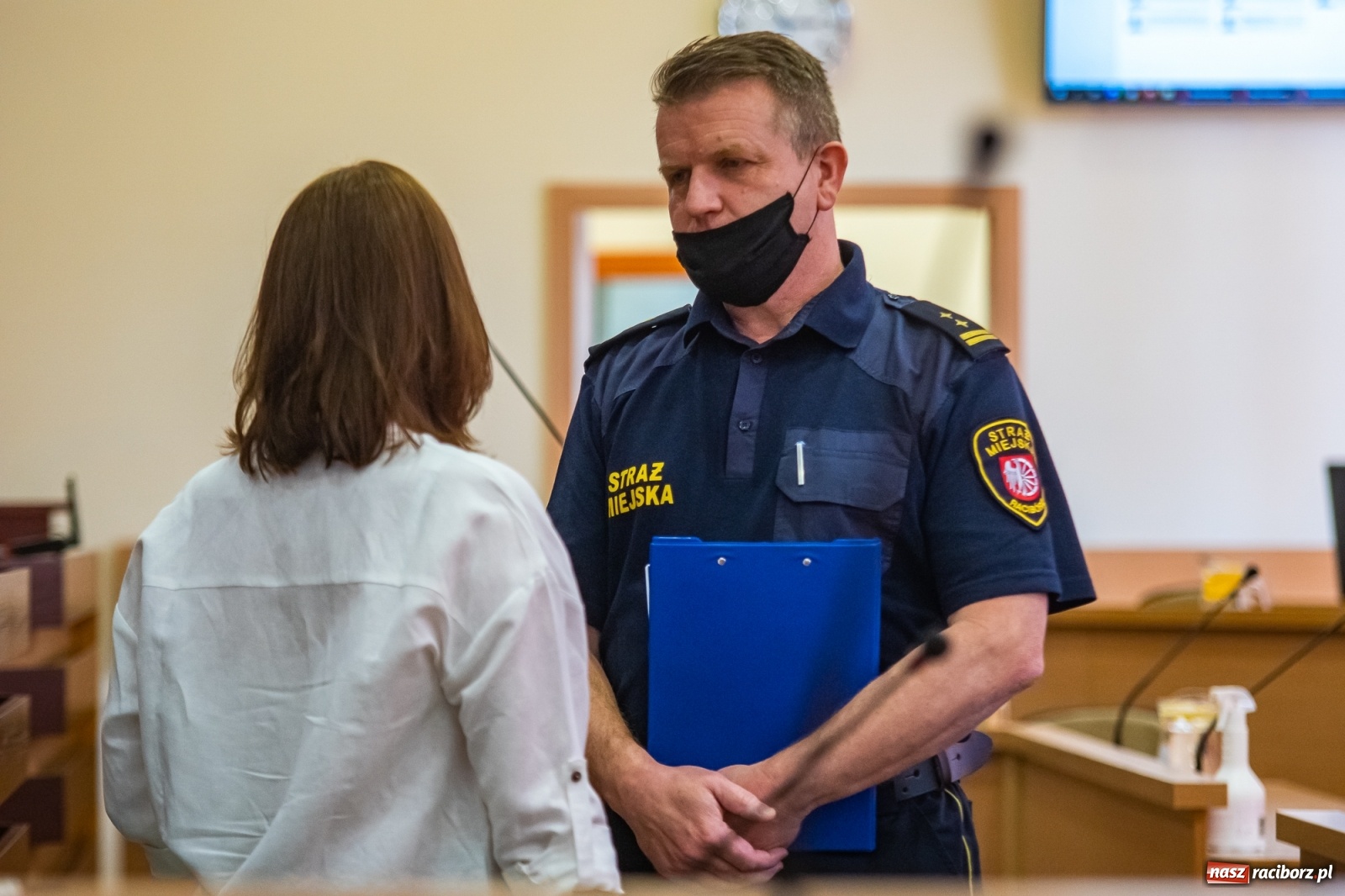 Zdjęcie w galerii na portalu naszraciborz.pl: Alkoholowy piknik na Zamkowej. Interweniowała straż miejska. Użyto przymusu wiadomości z regionu