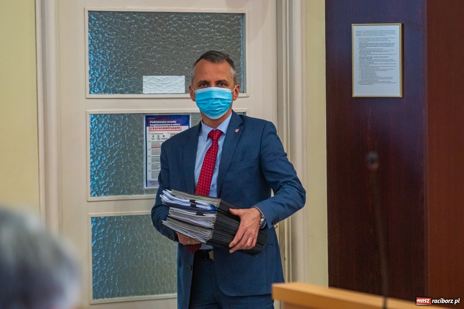 Zdjęcie w galerii na portalu naszraciborz.pl: Alkoholowy piknik na Zamkowej. Interweniowała straż miejska. Użyto przymusu wiadomości z regionu