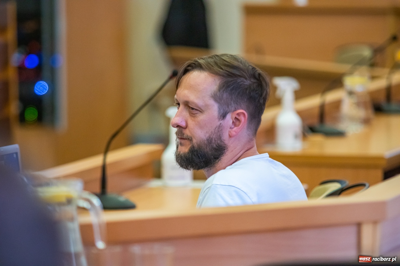 Zdjęcie w galerii na portalu naszraciborz.pl: Alkoholowy piknik na Zamkowej. Interweniowała straż miejska. Użyto przymusu wiadomości z regionu