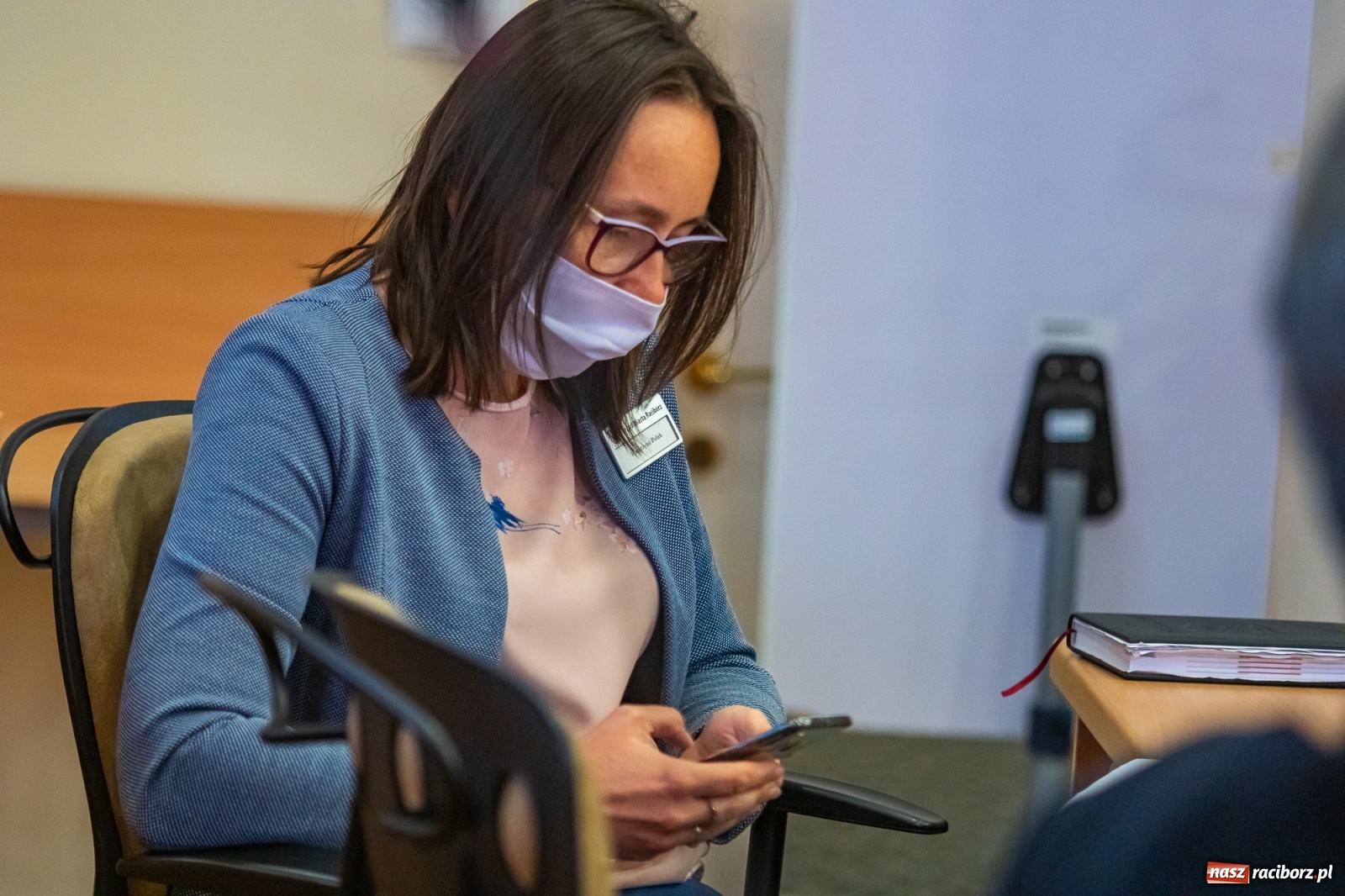 Zdjęcie w galerii na portalu naszraciborz.pl: Alkoholowy piknik na Zamkowej. Interweniowała straż miejska. Użyto przymusu wiadomości z regionu