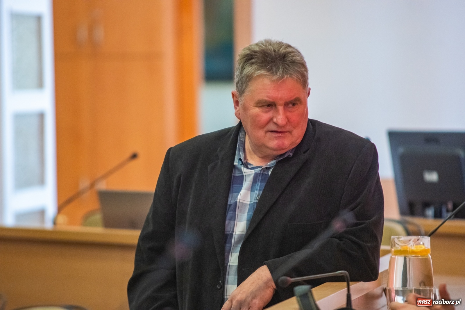 Zdjęcie w galerii na portalu naszraciborz.pl: Alkoholowy piknik na Zamkowej. Interweniowała straż miejska. Użyto przymusu wiadomości z regionu