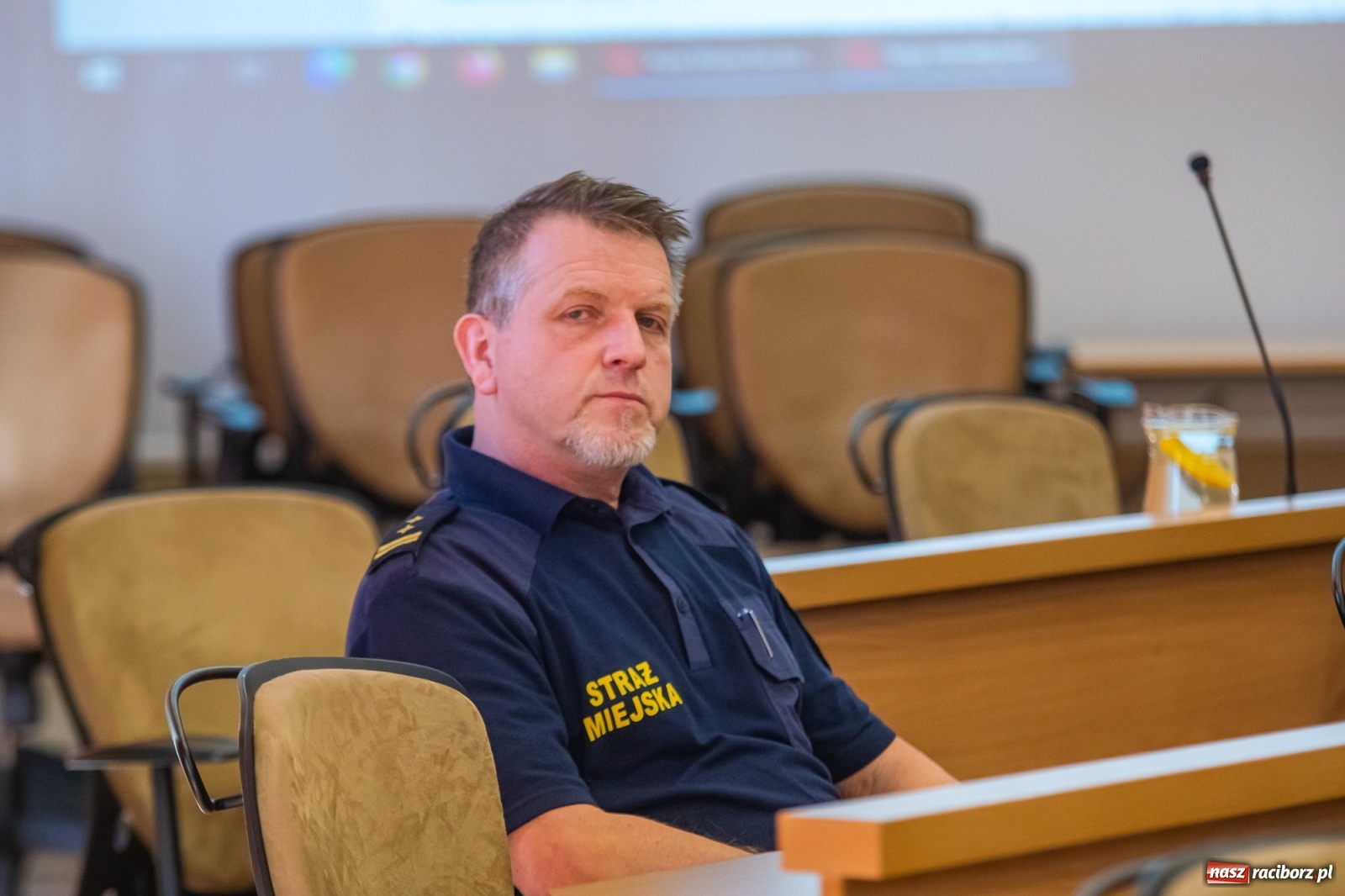 Zdjęcie w galerii na portalu naszraciborz.pl: Alkoholowy piknik na Zamkowej. Interweniowała straż miejska. Użyto przymusu wiadomości z regionu