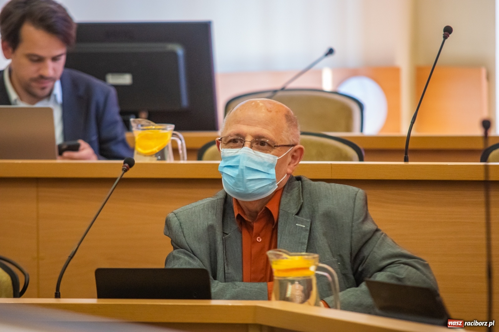 Zdjęcie w galerii na portalu naszraciborz.pl: Alkoholowy piknik na Zamkowej. Interweniowała straż miejska. Użyto przymusu wiadomości z regionu