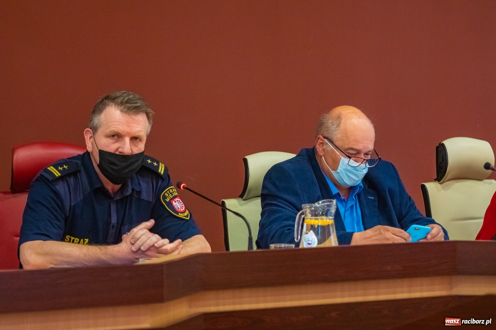 Zdjęcie w galerii na portalu naszraciborz.pl: Alkoholowy piknik na Zamkowej. Interweniowała straż miejska. Użyto przymusu wiadomości z regionu