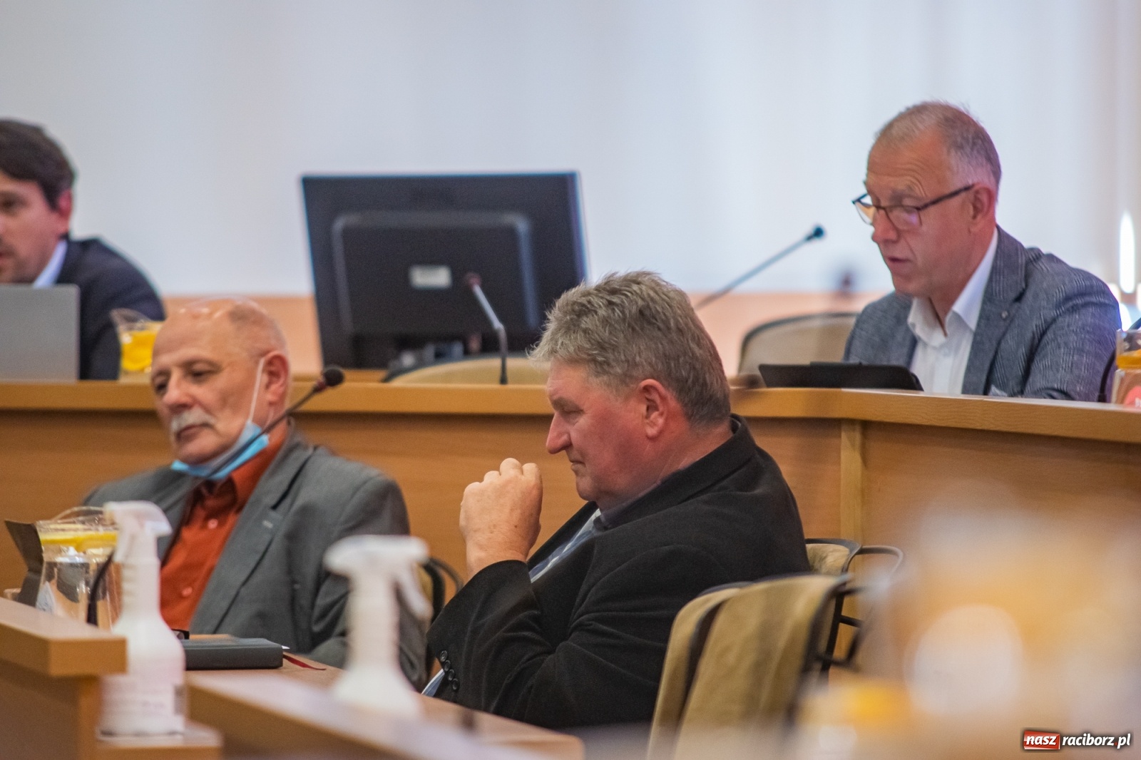 Zdjęcie w galerii na portalu naszraciborz.pl: Alkoholowy piknik na Zamkowej. Interweniowała straż miejska. Użyto przymusu wiadomości z regionu