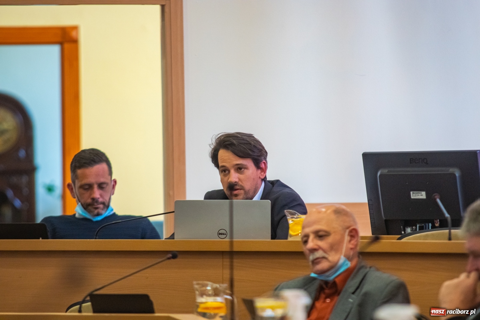 Zdjęcie w galerii na portalu naszraciborz.pl: Alkoholowy piknik na Zamkowej. Interweniowała straż miejska. Użyto przymusu wiadomości z regionu