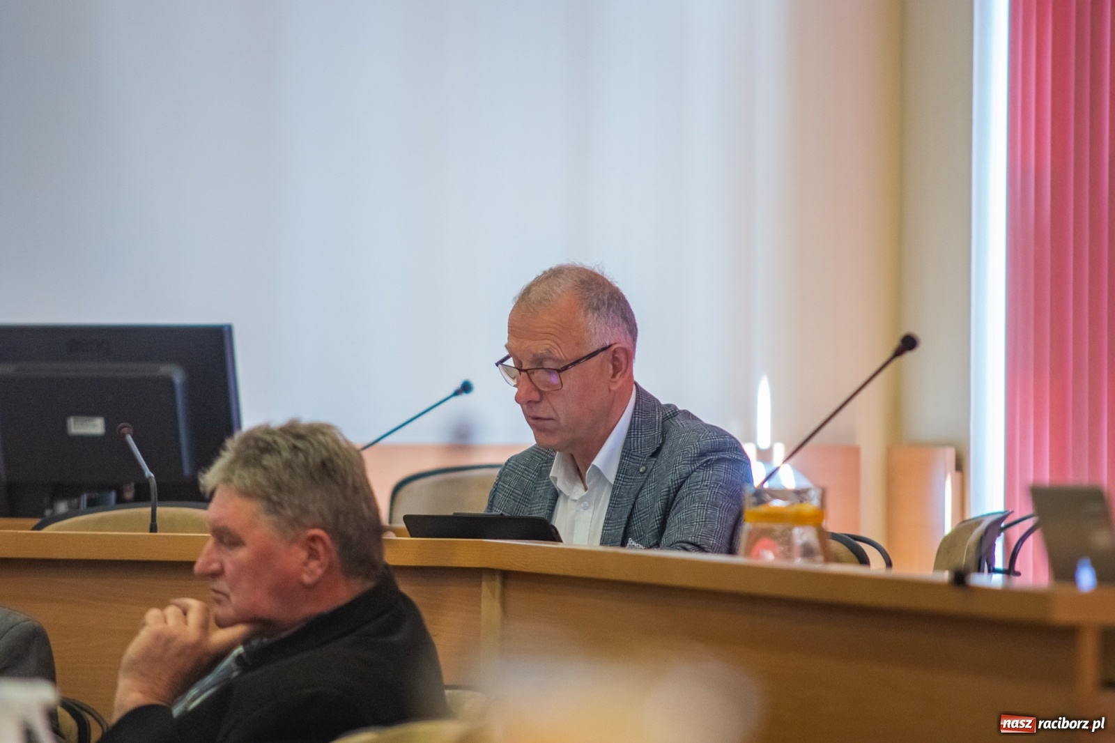 Zdjęcie w galerii na portalu naszraciborz.pl: Alkoholowy piknik na Zamkowej. Interweniowała straż miejska. Użyto przymusu wiadomości z regionu