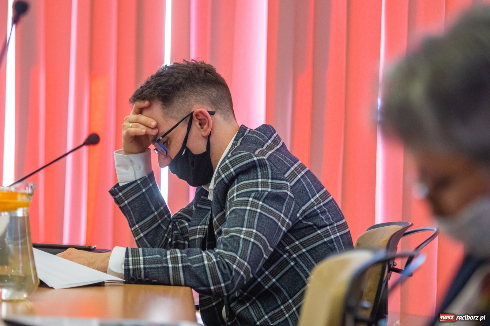 Zdjęcie w galerii na portalu naszraciborz.pl: Alkoholowy piknik na Zamkowej. Interweniowała straż miejska. Użyto przymusu wiadomości z regionu