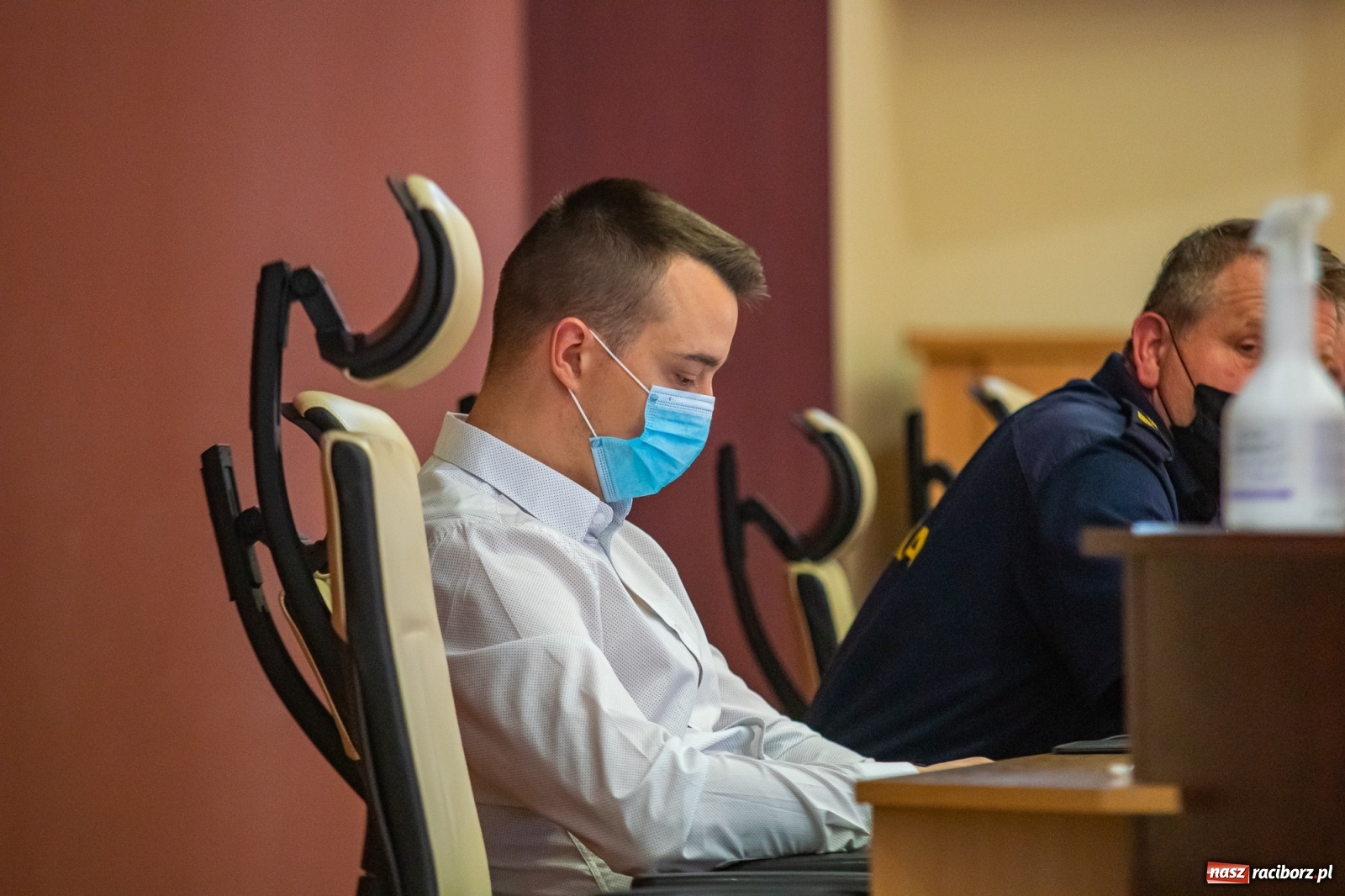 Zdjęcie w galerii na portalu naszraciborz.pl: Alkoholowy piknik na Zamkowej. Interweniowała straż miejska. Użyto przymusu wiadomości z regionu