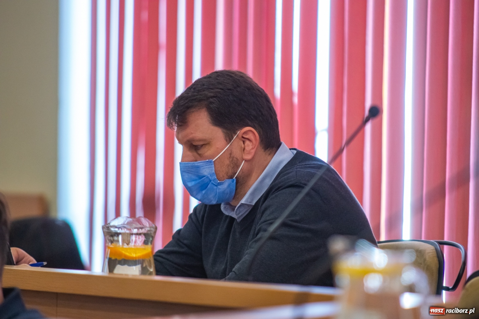 Zdjęcie w galerii na portalu naszraciborz.pl: Alkoholowy piknik na Zamkowej. Interweniowała straż miejska. Użyto przymusu wiadomości z regionu