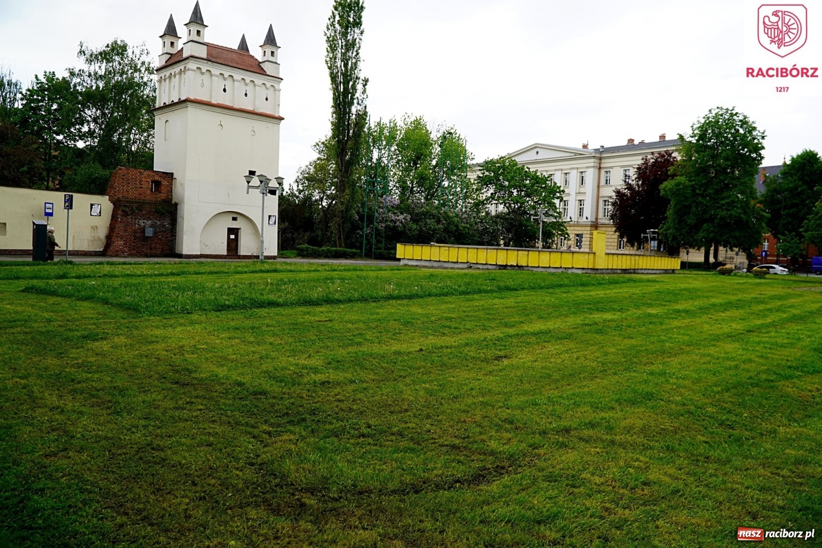 Zdjęcie w galerii na portalu naszraciborz.pl: Kosiarka do zadań specjalnych. Prezydent zadowolony ze stanu trawników wiadomości z regionu