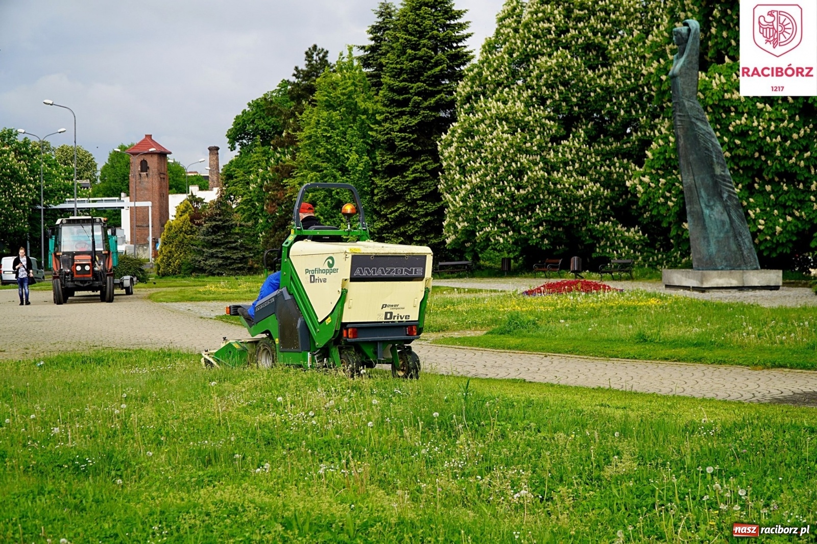Zdjęcie w galerii na portalu naszraciborz.pl: Kosiarka do zadań specjalnych. Prezydent zadowolony ze stanu trawników wiadomości z regionu