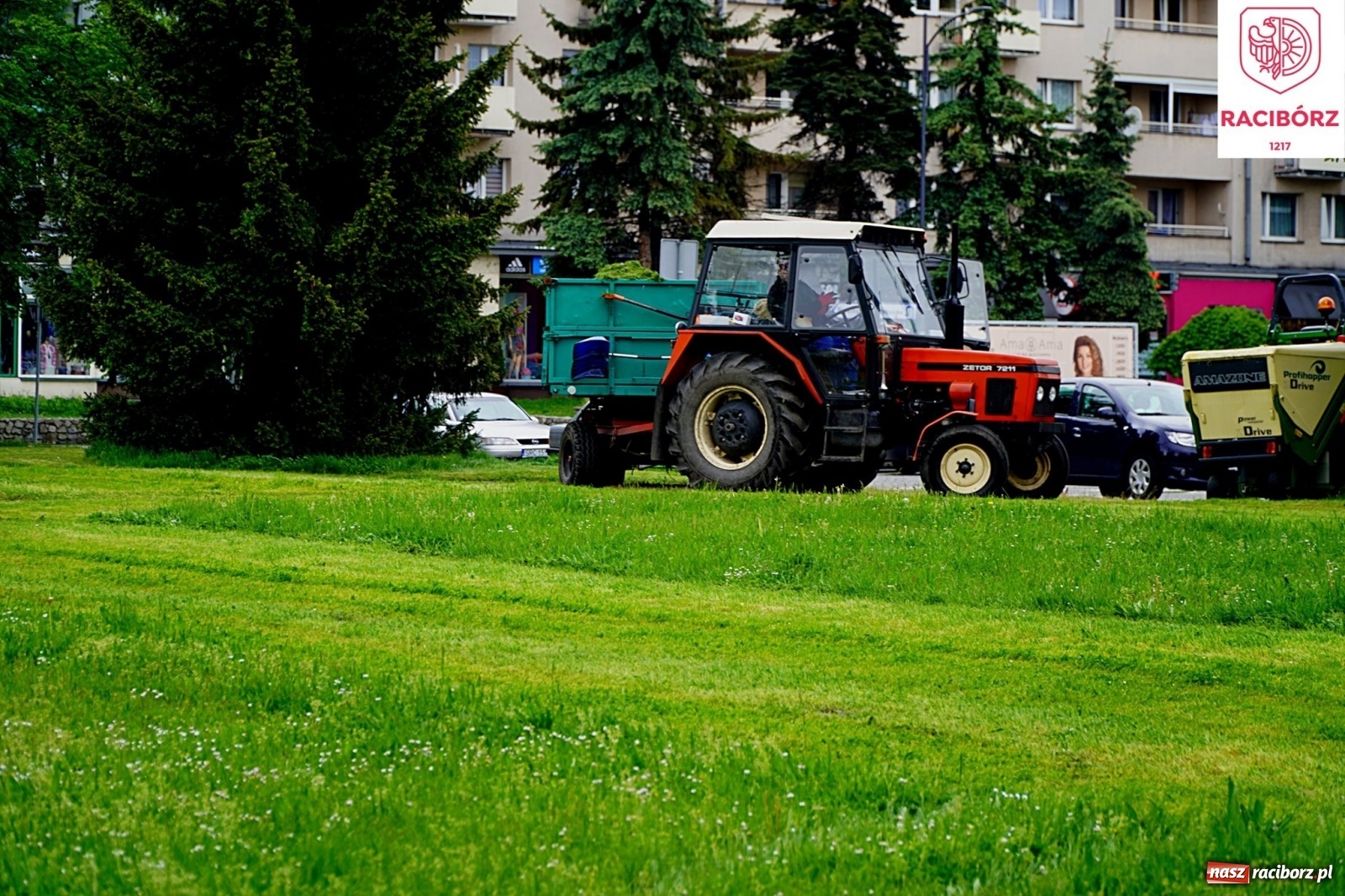 Zdjęcie w galerii na portalu naszraciborz.pl: Kosiarka do zadań specjalnych. Prezydent zadowolony ze stanu trawników wiadomości z regionu
