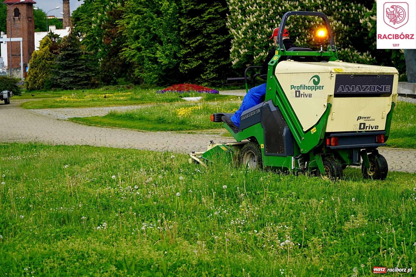 Zdjęcie w galerii na portalu naszraciborz.pl: Kosiarka do zadań specjalnych. Prezydent zadowolony ze stanu trawników wiadomości z regionu