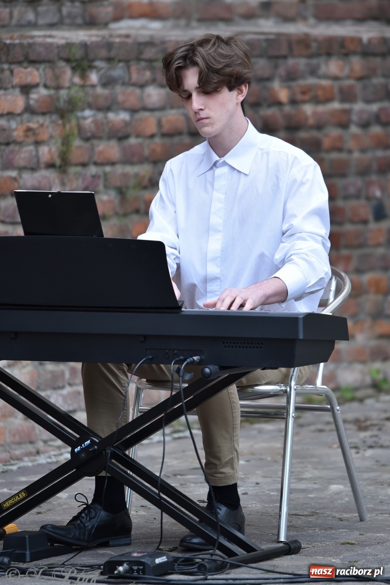 Zdjęcie w galerii na portalu naszraciborz.pl: Miraż znów na żywo. Koncert papieski na zamku [FOTO i WIDEO] wiadomości z regionu