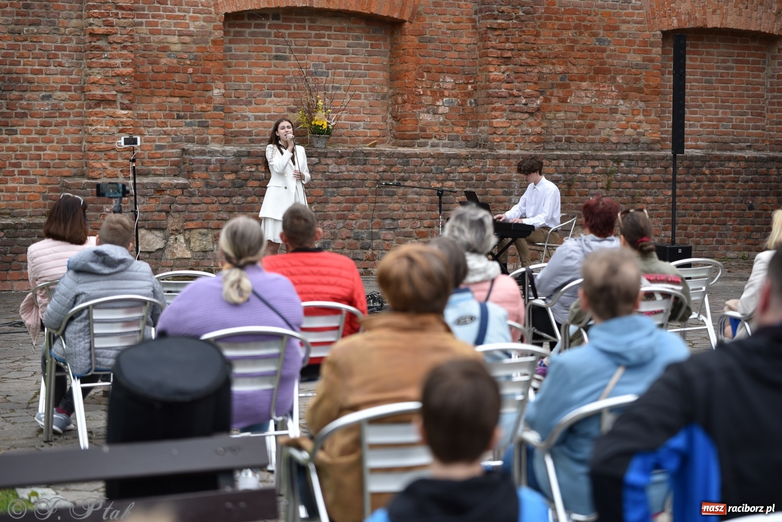 Zdjęcie w galerii na portalu naszraciborz.pl: Miraż znów na żywo. Koncert papieski na zamku [FOTO i WIDEO] wiadomości z regionu