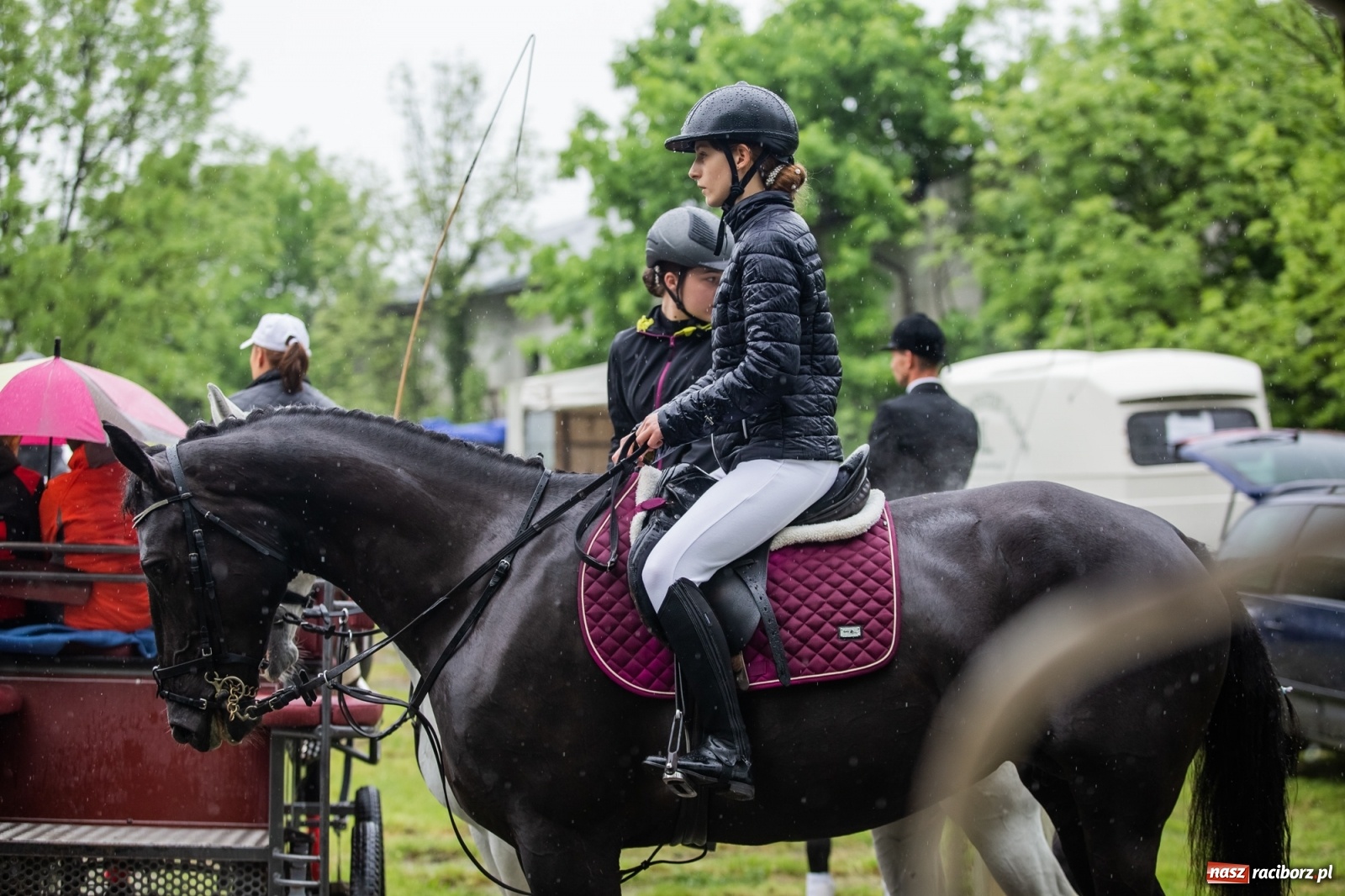 Zdjęcie w galerii na portalu naszraciborz.pl: III Procesja Konna na św. Urbana w Łubowicach. Jeźdźcy w strugach deszczu wiadomości z regionu