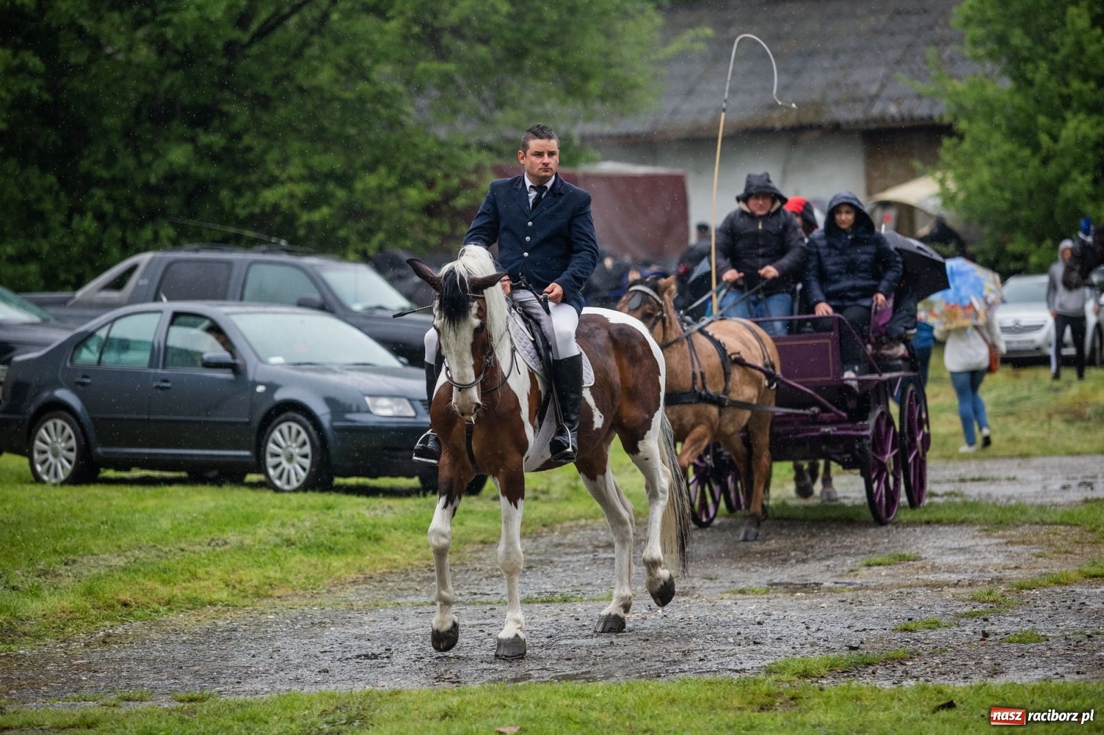 Zdjęcie w galerii na portalu naszraciborz.pl: III Procesja Konna na św. Urbana w Łubowicach. Jeźdźcy w strugach deszczu wiadomości z regionu