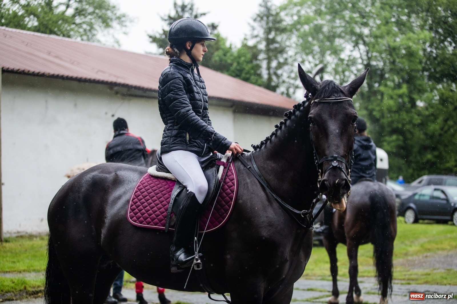 Zdjęcie w galerii na portalu naszraciborz.pl: III Procesja Konna na św. Urbana w Łubowicach. Jeźdźcy w strugach deszczu wiadomości z regionu